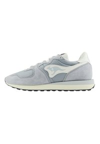 Sneaker in suede grigio chiaro con accenti bianchi, punta tondeggiante, design con lacci e suola in gomma testurizzata con logo sul lato.
