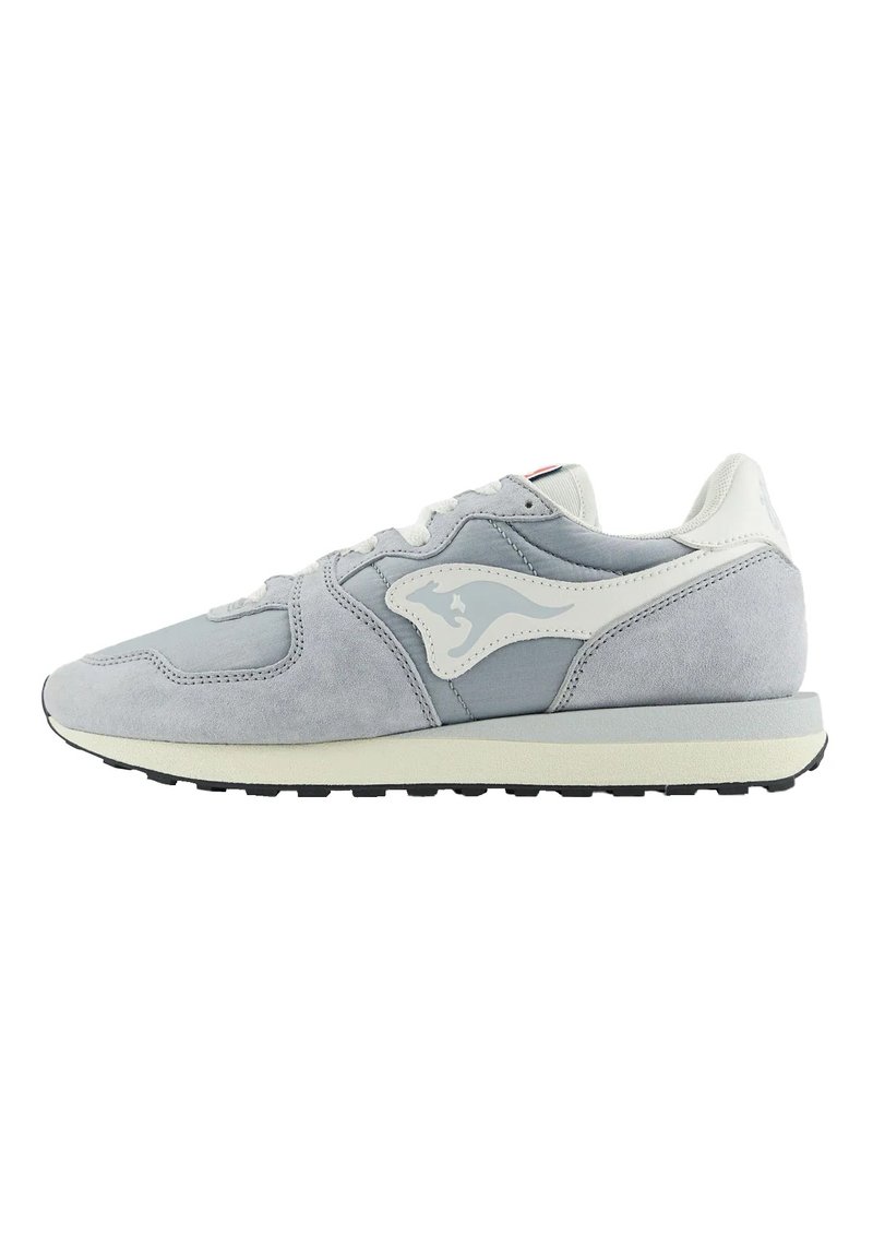 Sneaker in suede grigio chiaro con accenti bianchi, punta tondeggiante, design con lacci e suola in gomma testurizzata con logo sul lato.