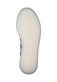 Sole tenisové obuvi s bílou gumovou podrážkou a zigzagovým trakčním vzorem; horní části v zelené a bílé barvě; klasický atletický design.