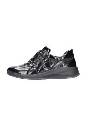 Zwarte patenten leren sneaker met een gestructureerde afwerking, voorzien van een vetersluiting aan de voorkant en een zijrits. Ontworpen met een gevormde zool voor comfort.