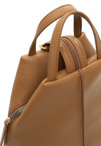 Pruun nahast käekott tekstureeritud pinnaga, ülaosas käepidemed ja tõmblukuga sulgemine. Omab kontrastset õmblust ning struktureeritud disaini.