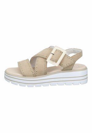 Beige Plateau-Sandale mit dicker weißer Sohle, zwei breiten Riemen, die vorne überkreuzt sind, verstellbarer großer quadratischer Schnalle und hinterem Riemen.