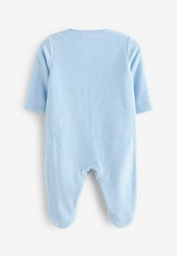 Mono de bebé azul claro con mangas largas, tejido texturizado y piernas con pies. Presenta un cuello redondo y sin cierres visibles en la parte trasera.