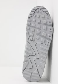 Nike sporta apavu zole, pelēka gumija ar teksturētām saķeres krāsām, kas satur izteiktu logotipu un integrētu dizainu, lai uzlabotu saķeri.