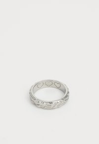Zilveren ring met een textuurband met hartpatronen aan de binnenkant. Gladde afwerking, ronde vorm en metallic glans.