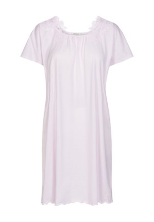 Lichtroze nachthemd van zacht stof, met een golvende zoom en fijne kanten details bij de halslijn en schouders.