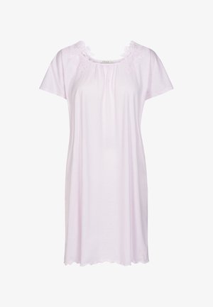 Lichtroze nachthemd van zacht stof, met een golvende zoom en fijne kanten details bij de halslijn en schouders.