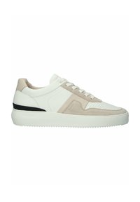 Valkoiset ja beige nahka-sneakerit, joissa on mokkanahka-aksentteja, rei'itetty varvas ja paksu urheilupohja. Varusteena nauhat ja musta raita kantapäässä.