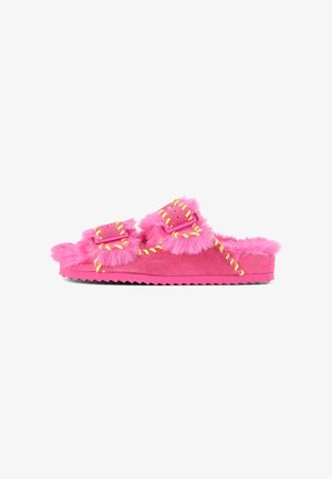 Fuchsia slipper sandalen met zachte accenten, twee verstelbare banden en contrasterende gele stiksels op een gestructureerde zool.
