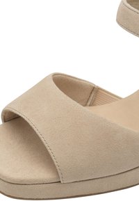 Beige suède sandaal met open teen, brede band en licht verhoogde zool.