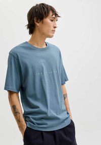 Jack & Jones ESTAR TEE SS NOOS - Trükipildiga T-särk - blue mirage