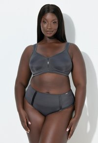 Zestaw składający się z ciemnoszarego biustonosza i majtek z wysokim stanem, wykonanych z gładkiego materiału, o wspierającym kroju i subtelnych błyszczących akcentach.