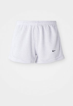 Calções de desporto brancos, com textura em canalé, possuem um cós elástico e um pequeno logo da Nike a preto no canto inferior esquerdo. Design simples e minimalista.