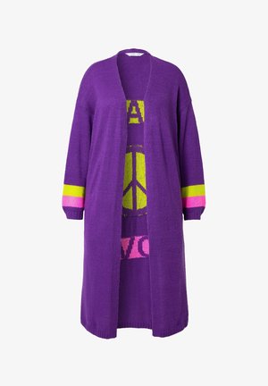 Lilla strikket cardigan med brede ærmer, åben front og kontrasterende striber i gul og pink. Har et grafisk print nedenunder.