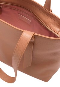 Torebka tote w kolorze brązowym z teksturowanym wykończeniem, z różowym wnętrzem i zamykaną kieszonką, uzupełniona solidnym uchwytem.