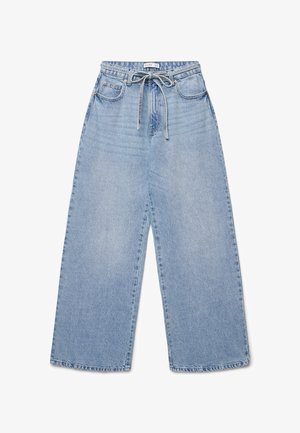 Jeans di jeans largi azzurro chiaro con coulisse in vita, tasche frontali, passanti per cintura e una texture sbiadita.