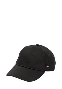 Casquette de baseball noire en tissu, avec une calotte arrondie, une visière incurvée et un petit écusson logo en forme de bouclier sur le côté.