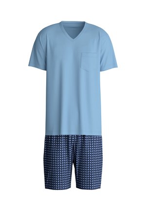 Lichtblauwe katoenen V-halsshirt met een borstzak, gecombineerd met marineblauwe patroonshorts met een ruitontwerp in lichtblauwe accenten.