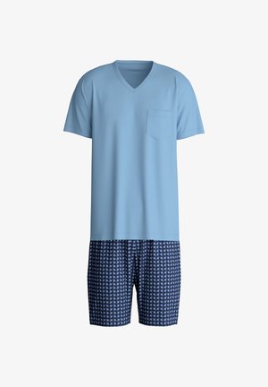 Lichtblauwe katoenen V-halsshirt met een borstzak, gecombineerd met marineblauwe patroonshorts met een ruitontwerp in lichtblauwe accenten.