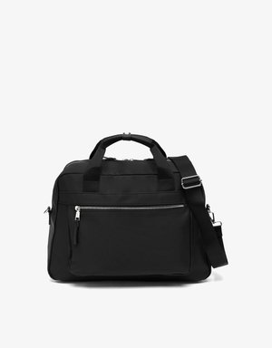 Maletín rectangular negro con doble asa, bolsillo frontal con cremallera y correa de hombro ajustable sobre fondo blanco.