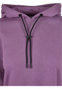 Hoodie viola con cordino e dettagli neri. Realizzato in tessuto morbido, presenta una tasca a marsupio e polsini a costine.