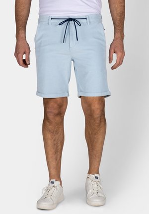 Lichtblauwe shorts met opgerolde zomen, gemaakt van zachte stof, met een navy trekkoord in de taille, zijzakken en een subtiele textuur.