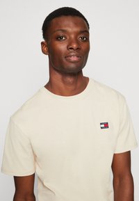 Tommy Jeans BADGE TEE - T-shirt basic - classic beige