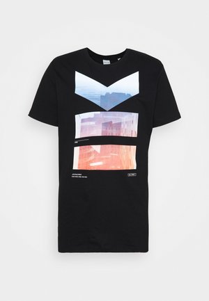 Schwarz Baumwoll-T-Shirt mit drei geometrischen grafischen Formen in unterschiedlichen Blau- und Orangetönen und einem Logodetail am unteren Ende.