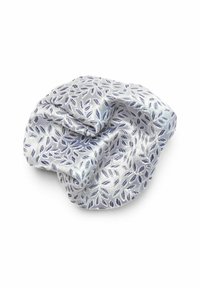 Seidiger silberner Stoff-Haargummi mit einem zarten Blattmuster in Marineblau und Hellblau, das eine weiche Textur und eine abgerundete Form zeigt.