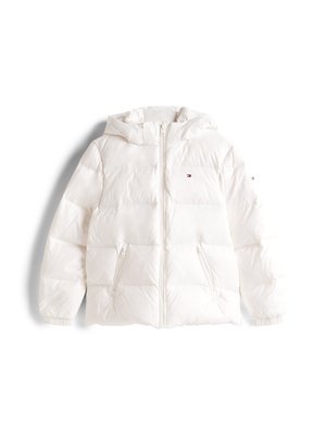 Balts pildīts ziemas mētelis ar kapuci, ar horizontāliem iešuvumiem, divām fronālām kabatām ar rāvējslēdzēju un elastīgām piedurknēm. Tommy Hilfiger logo akcentu.