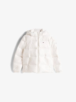 Valge täidisjakker, millel on kapuuts, horisontaalse quiltitud disainiga, kaks lukuga eesmist taskut ja elastsed mansetid. Tommy Hilfigeri logo aksent.