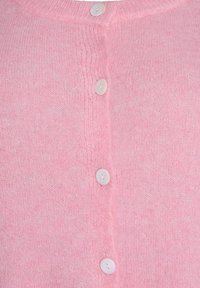 Svetlo roza kardigan iz mehke pletene tkanine, z okroglim izrezom, šestimi belimi gumbi spredaj in rahlo puhasto teksturo.