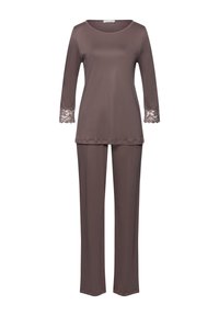 Brun loungewear-set som inkluderar en långärmad topp med spetskant på ärmarna och matchande rakbenbyxor i ett mjukt, elastiskt tyg.
