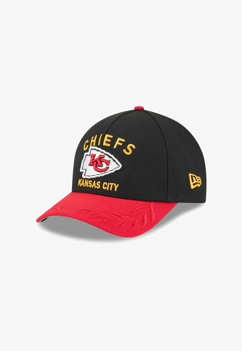 Casquette de baseball noire avec une visière rouge, arborant "CHIEFS" et "KANSAS CITY" en broderie jaune. Affiche un logo d'équipe rouge et blanc.
