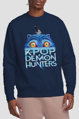 Marineblauer Pullover mit großem Grafikdruck eines Katzenkopfes mit leuchtenden Augen, einem schwarzen Vogel mit Hut auf dem Kopf und dem Text "K-POP DEMON HUNTERS."