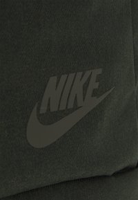 Nike Sportswear ELEMENTAL - Mochila - sequoia/cargo khaki