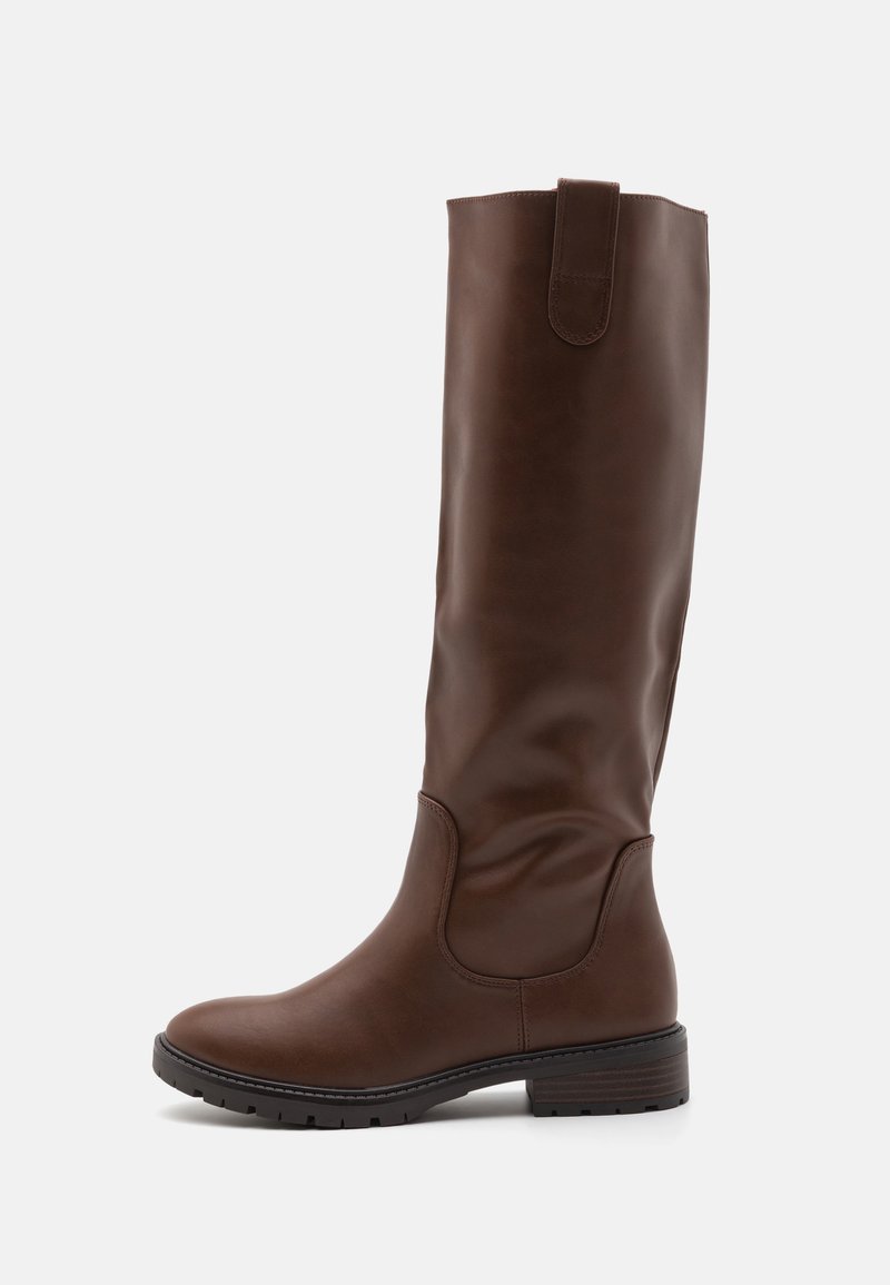 Botte en cuir marron, hauteur genou, avec un bout arrondi, une texture lisse et une semelle en caoutchouc striée. Équipée d'une anse pour un enfilage facile.