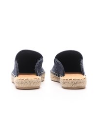 Espadrilles de denim con suela de yute trenzada, parte trasera abierta y tejido suave y texturizado en azul oscuro. Los acentos de material natural realzan el diseño.