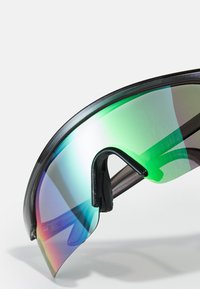 Ochelari de soare sport cu un cadru negru, având un lentil curbat care trece de la verde la albastru, cu un finisaj reflectant și accente texturate.