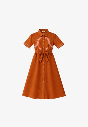 Robe orange rouille mi-longue avec manches courtes, boutons sur le devant, ceinture à la taille, et broderie blanche en forme de feuilles sur la poitrine et les poignets.