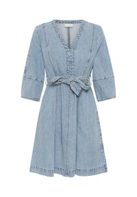 Robe en denim bleu clair avec col en V, manches trois-quarts et ceinture nouée à la taille, présentant des détails de coutures visibles.