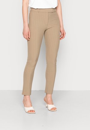 Beige pinstripe broek met een slim fit en platte voorkant, met een middelhoge taille. Gecombineerd met witte open teen hakken.