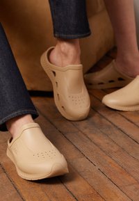 BOSS TITANIUM UNISEX - Mulas - open beige
