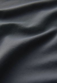 Diepblauwe stof met een gladde textuur, met subtiele golven en een lichte glans, wat wijst op een lichtgewicht en dicht geweven materiaal.