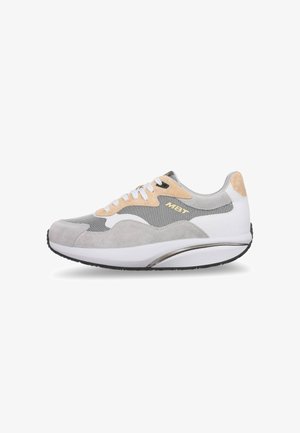 Grijze, witte en beige sportschoen met mesh- en suèdepanelen, witte veters en een dikke, gebogen zool.
