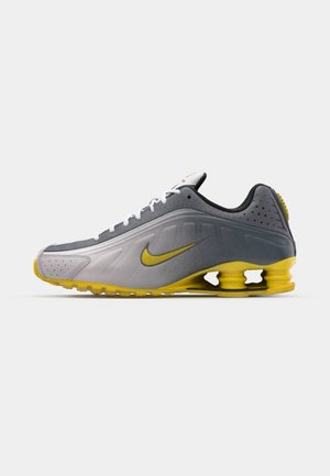 Nike Sportswear SHOX R4 SE UNISEX - Trainers - vast grey/bright citron/light graphite/smoke grey/white/black