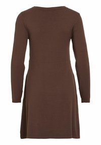 Robe en tricot marron à manches longues avec une taille cintrée et une jupe légèrement évasée, vue de dos sur un fond blanc.