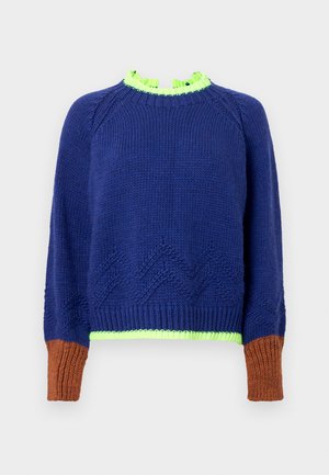 Pull en maille marine avec un motif zigzag texturé, col vert à volants et poignets côtelés marron. Présente des contrastes de couleurs vives et une coupe décontractée.