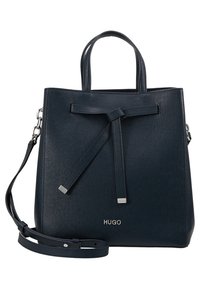 Sac à main structuré en cuir noir avec poignées supérieures, détail d’une sangle nouée devant, bandoulière réglable et logo "HUGO" sur le devant.
