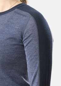 Camicia a maniche lunghe in gradiente blu, con tessuto testurizzato, una macchia scura e liscia sulle spalle e un logo discreto sulla cucitura.